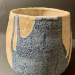 Pot en grès émaillé bleu moucheté à coulures de grès brut