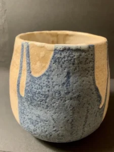 Pot en grès émaillé bleu moucheté à coulures de grès brut