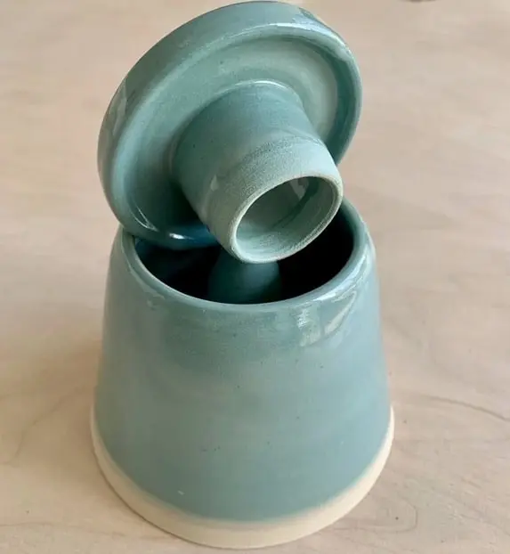 Boîte en céramique émaillée vert d'eau avec son couvercle