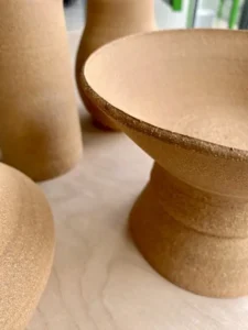 Coupe sur pied et vases en grès brut, vue rapprochée
