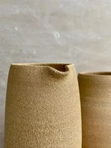 Pots en grès chamotté brut à bec verseur, détail