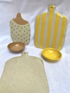 Planches de service et coupelles en céramique jaune, rayée et mouchetée
