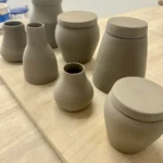Pots et vases couverts en terre grise