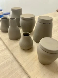 Pots et vases couverts en terre grise