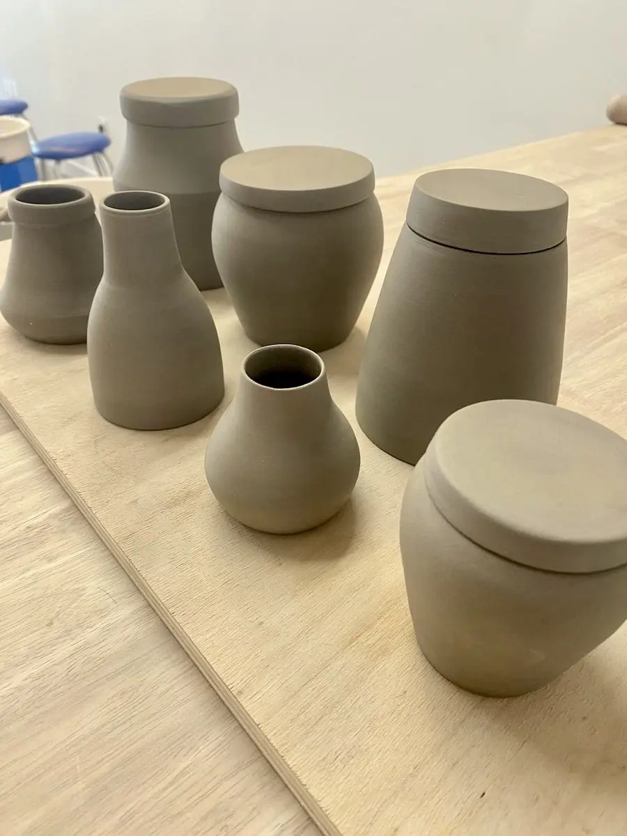 Pots et vases couverts en terre grise