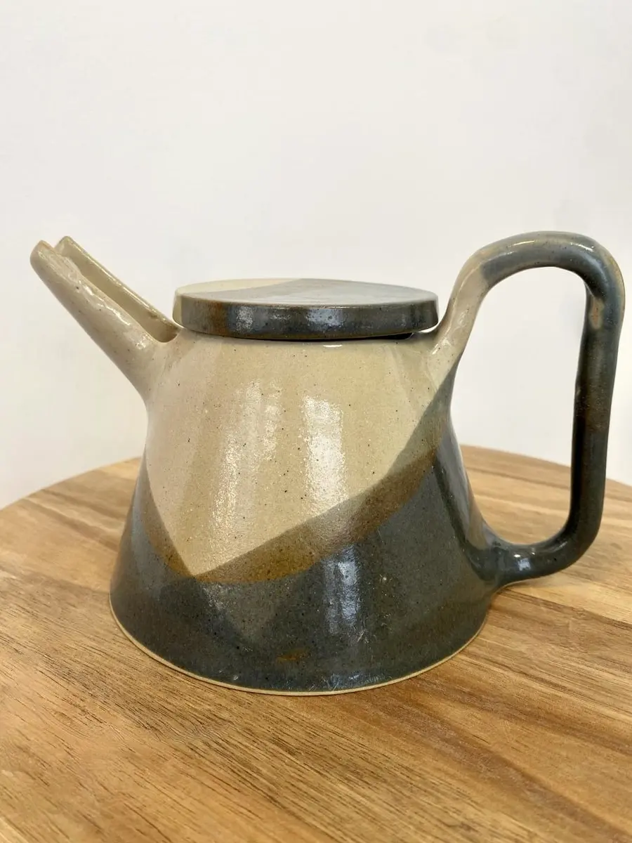 Théière bicolore beige et gris-bleu