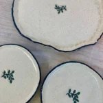 Assiettes en grès à liseré bleu et motif de feuille