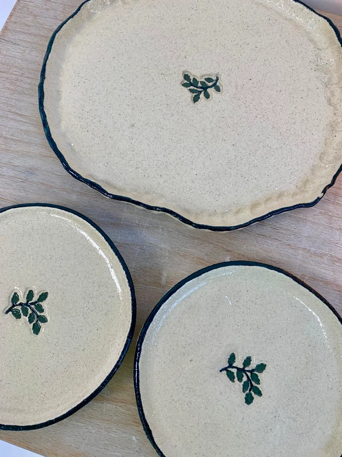 Assiettes en grès à liseré bleu et motif de feuille