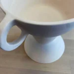 Coupe à anses sur pied en céramique blanche, vue rapprochée