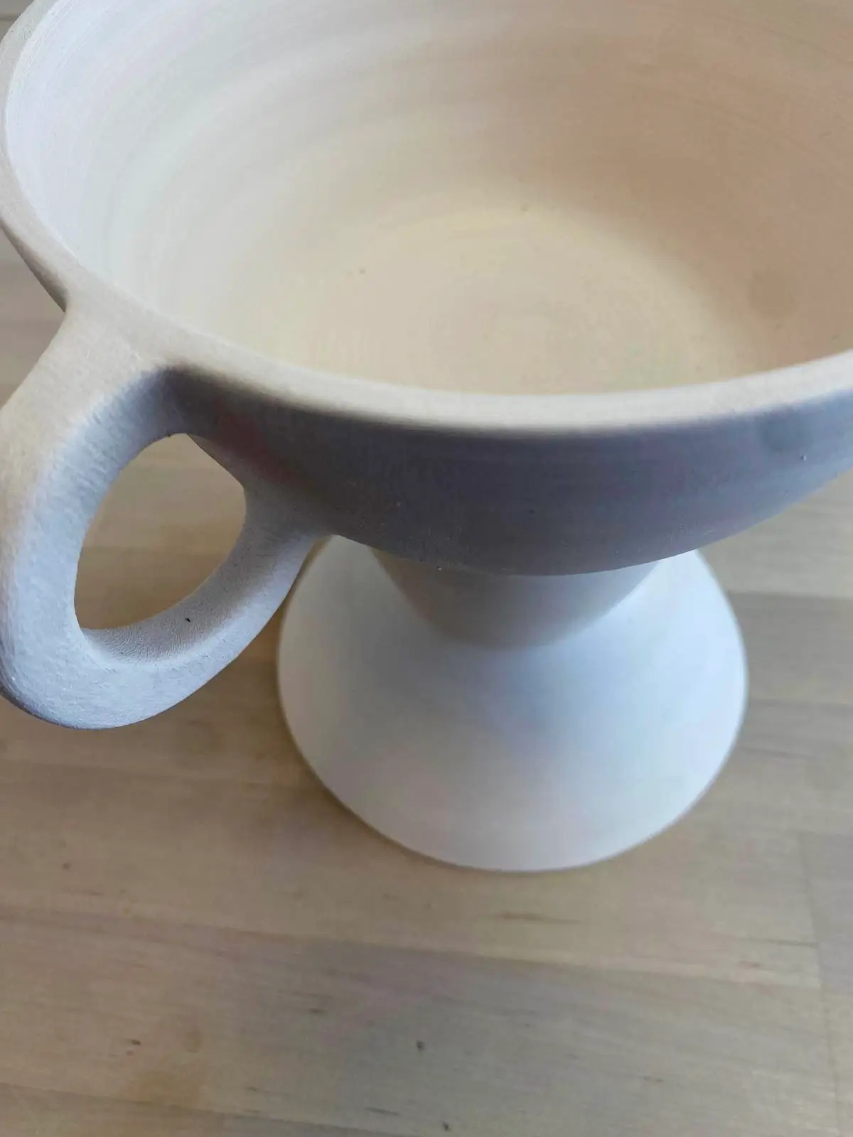 Coupe à anses sur pied en céramique blanche, vue rapprochée