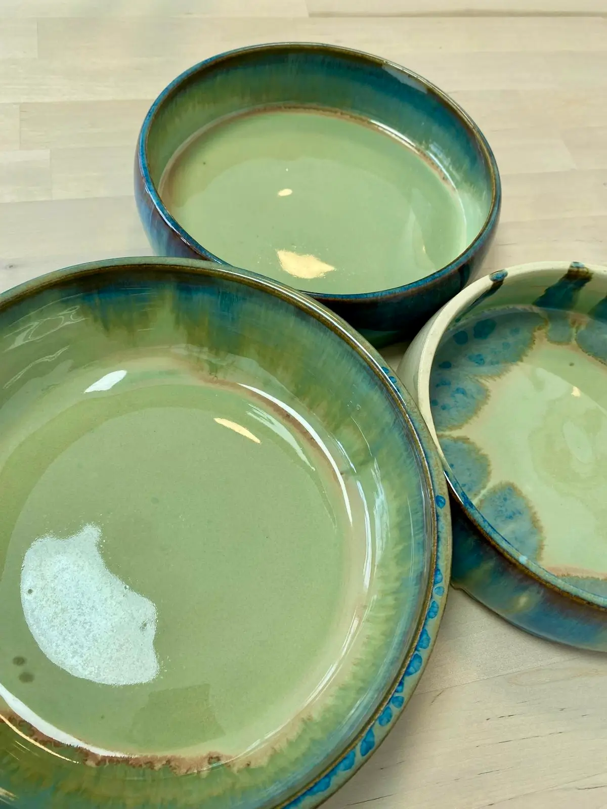Bols et assiettes creuses en céramique émaillée vert et bleu