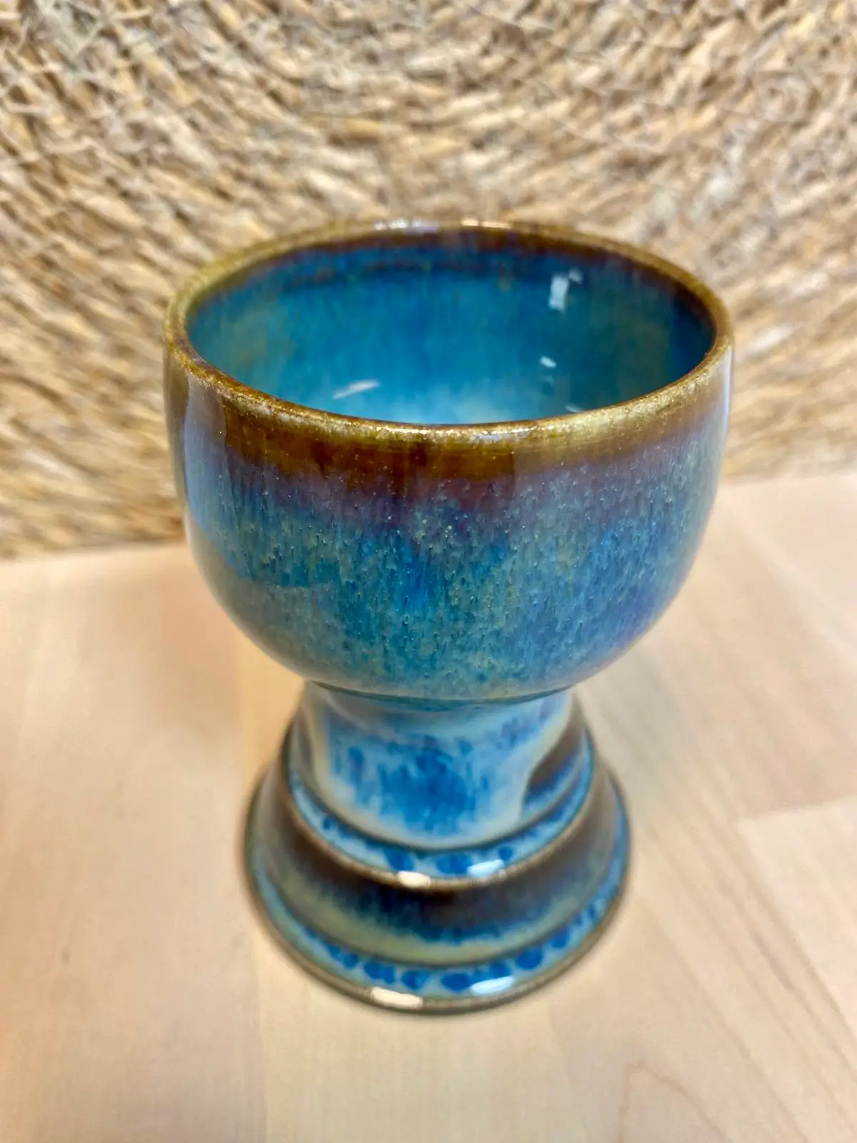 Coquetier sur pied en céramique émaillée bleu profond