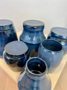 Ensemble de pots et gobelets en céramique émaillée bleu
