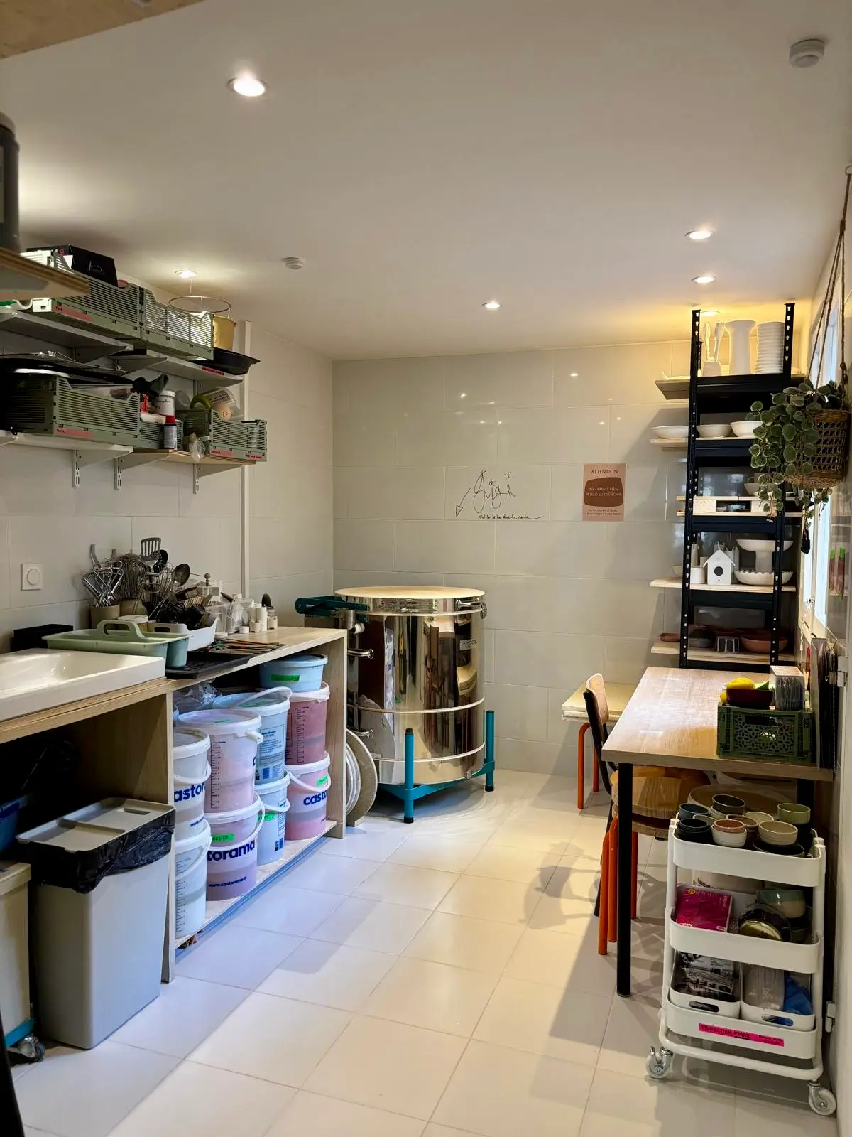 Atelier Henriette Céramique à Boulogne – espace émaillage et four