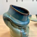 Vase modelé à la main aux formes libres, émail bleu et vert