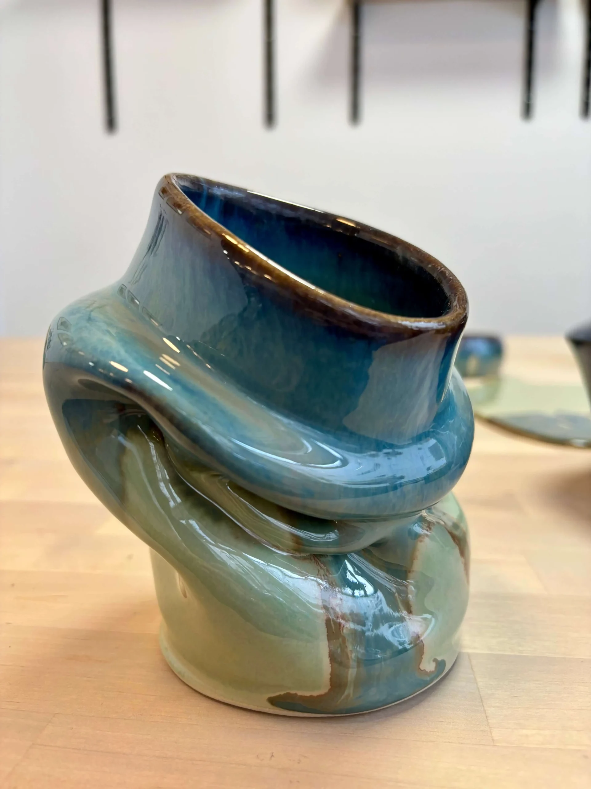 Vase modelé à la main aux formes libres, émail bleu et vert