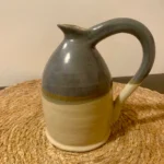 Pichet bicolore gris et beige avec anse