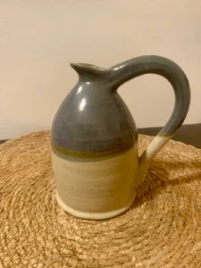 Pichet bicolore gris et beige avec anse