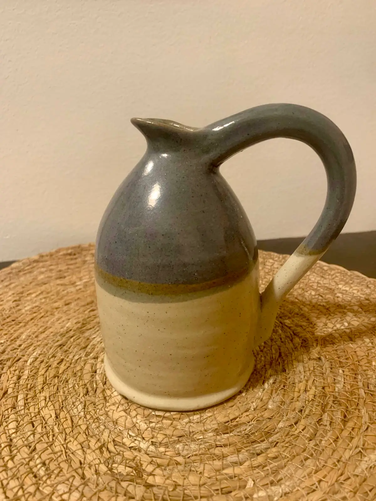 Pichet bicolore gris et beige avec anse