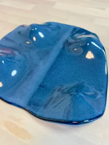 Plateau en céramique bleu cobalt aux bords ondulés
