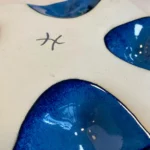 Plateau modelé à la main en céramique bleu cobalt, formes libres