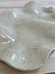 Plat ondulé en grès moucheté aux formes libres