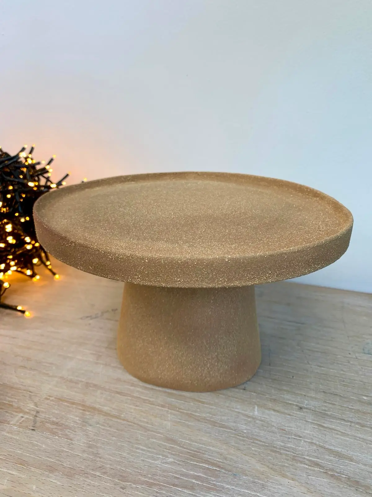 Plat sur pied en grès chamotté brut