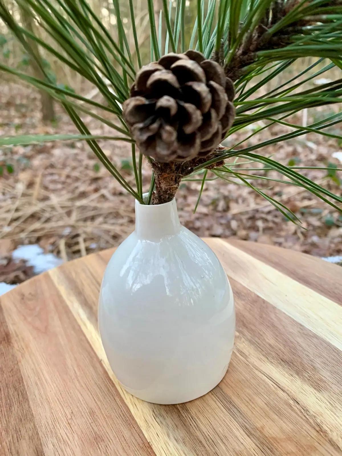 Soliflore en porcelaine blanche avec pomme de pin