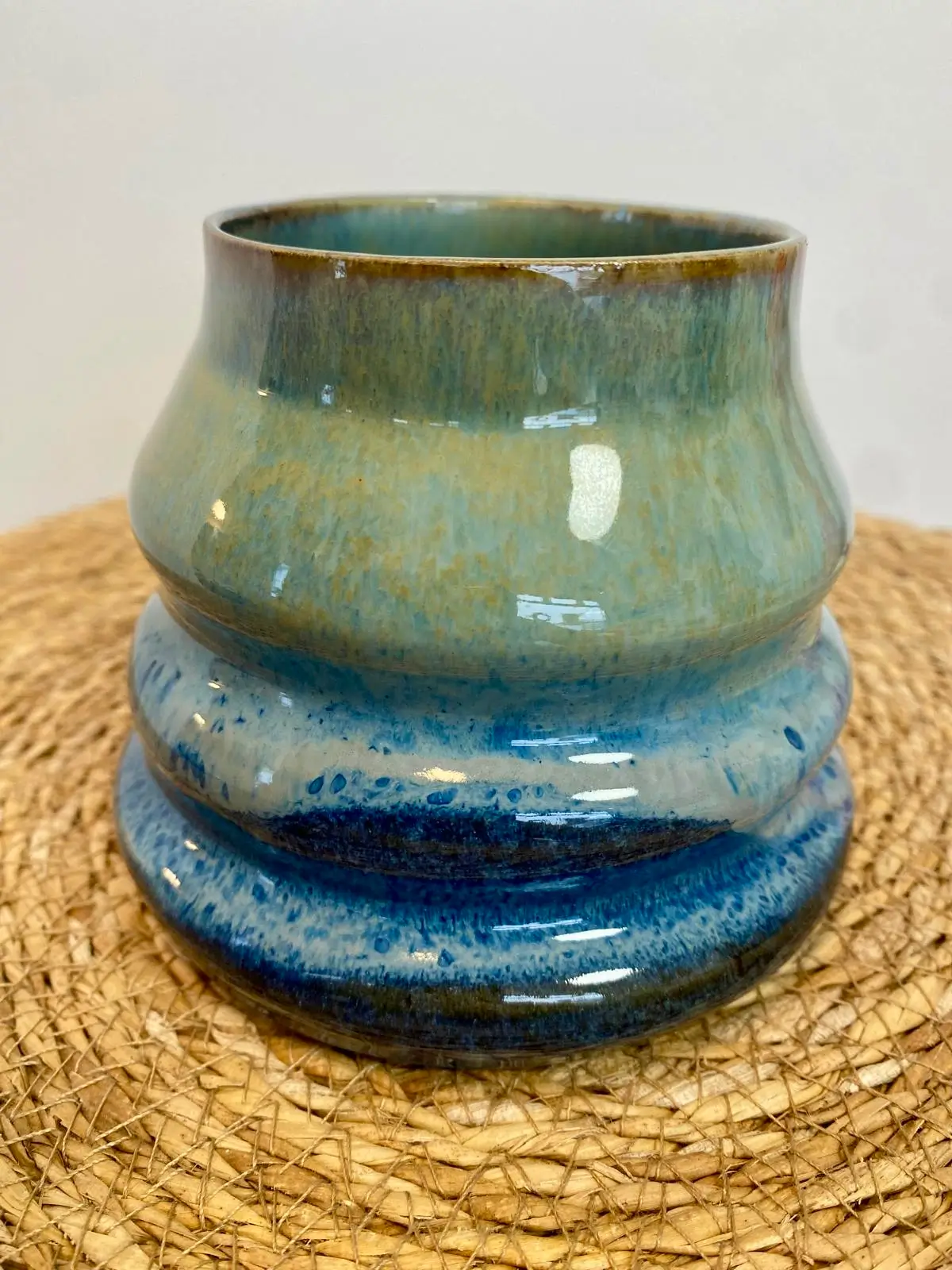 Vase ondulé en céramique émaillée vert et bleu