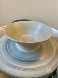 Coupe sur pied posée sur le tour de potier