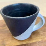 Tasse à anse bicolore bleu nuit et blanc
