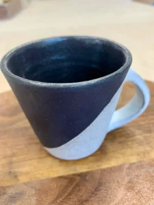 Tasse à anse bicolore bleu nuit et blanc