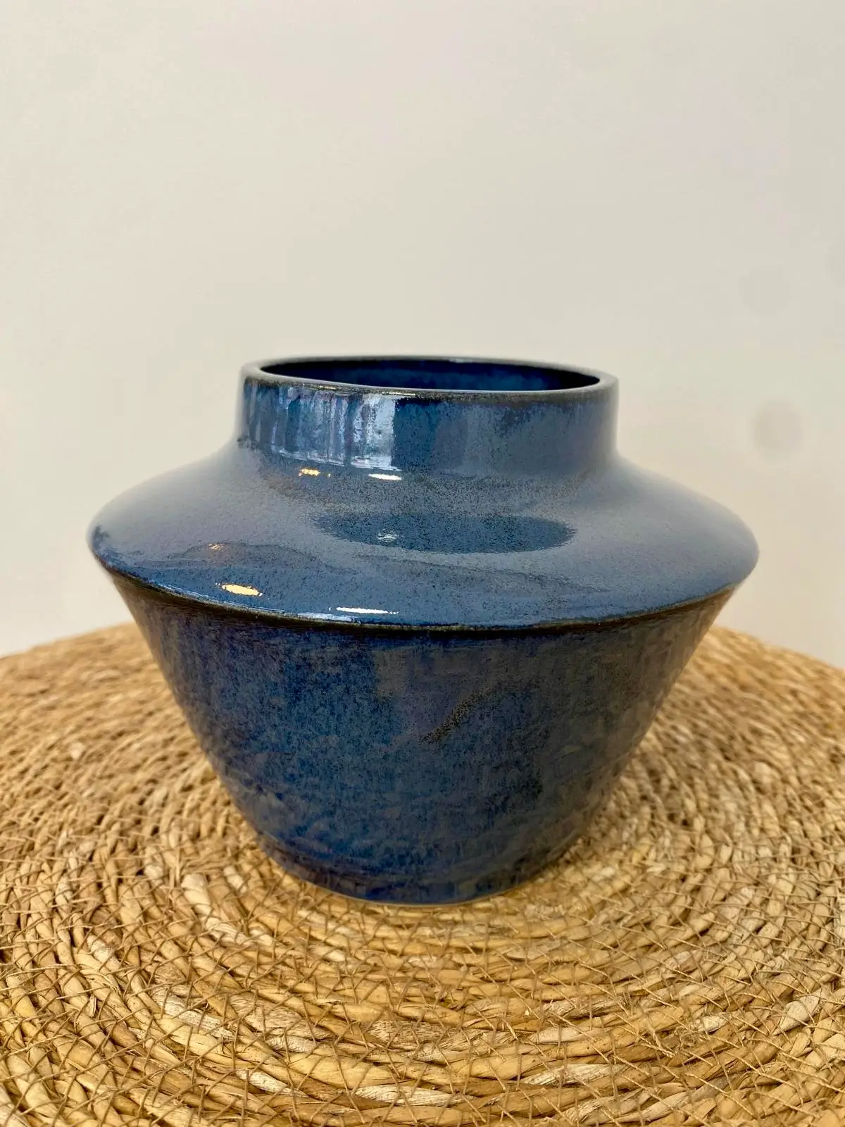 Vase évasé en céramique émaillée bleu nuit