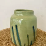 Vase en céramique vert pistache à coulures bleues