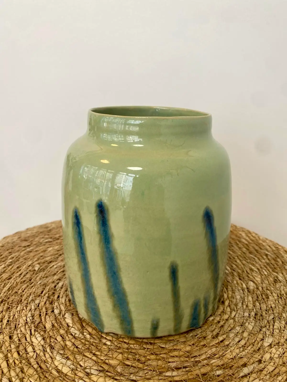 Vase en céramique vert pistache à coulures bleues