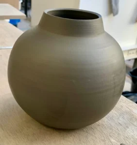 Vase boule en terre crue grise avant cuisson