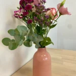 Soliflore en céramique rose avec bouquet de fleurs