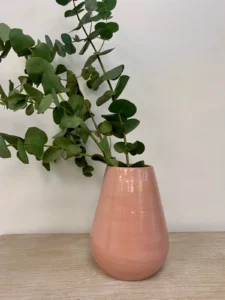 Soliflore en céramique rose avec branche d'eucalyptus