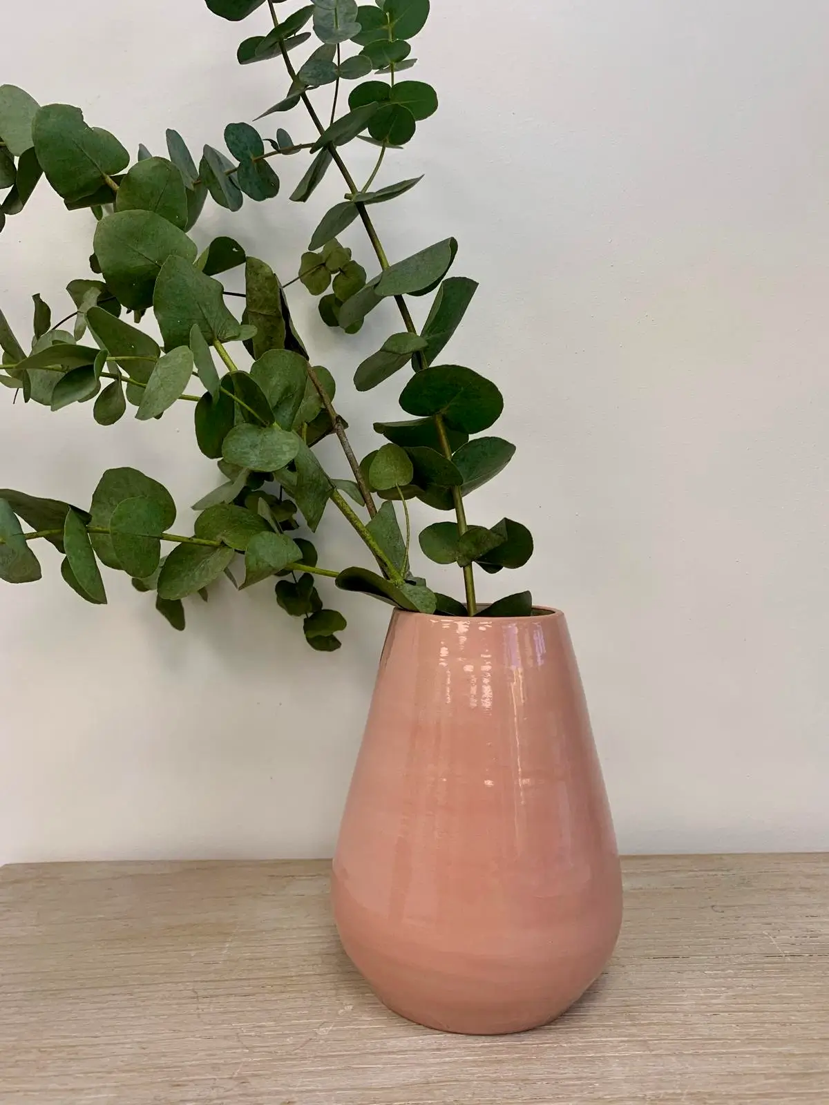 Soliflore en céramique rose avec branche d'eucalyptus