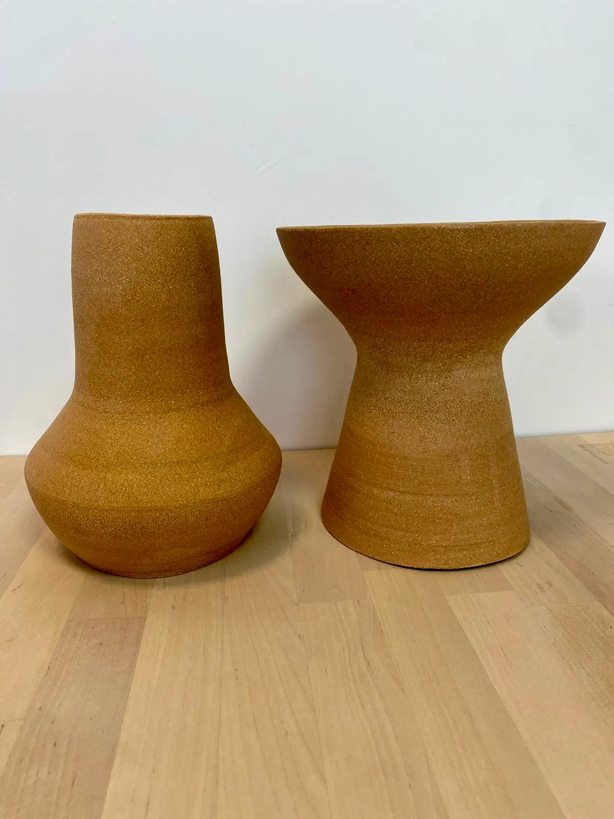 Vase et coupe sur pied en grès chamotté non émaillé