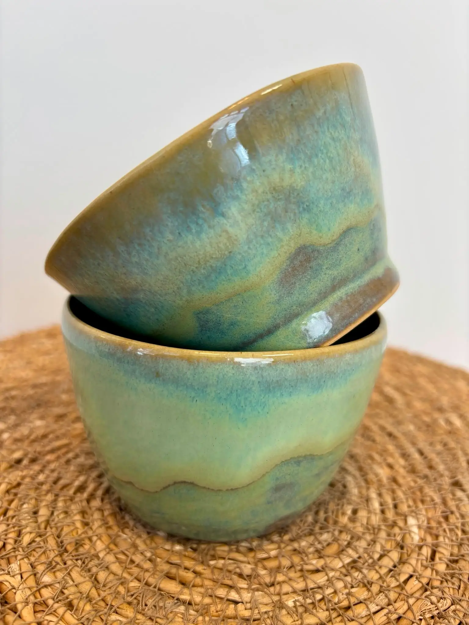 Deux bols en céramique émaillée turquoise empilés