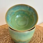 Bols en céramique émaillée turquoise empilés, vue de dessus
