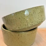 Deux bols en grès chamotté vert olive empilés