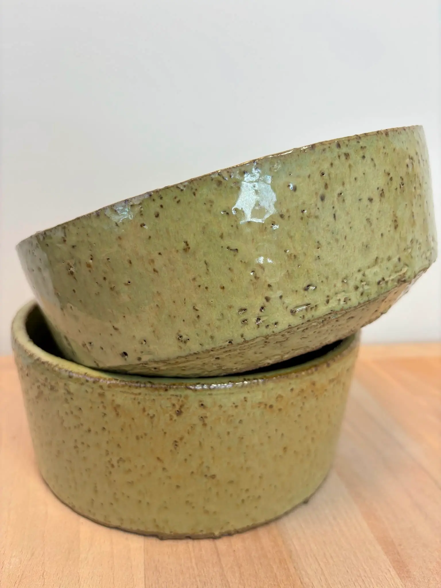 Deux bols en grès chamotté vert olive empilés