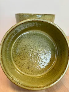Bol en grès chamotté émaillé vert olive vu de dessus