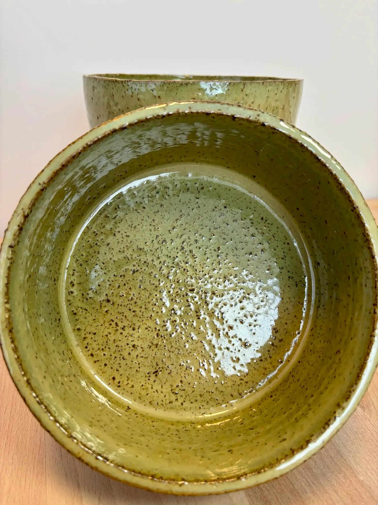 Bol en grès chamotté émaillé vert olive vu de dessus