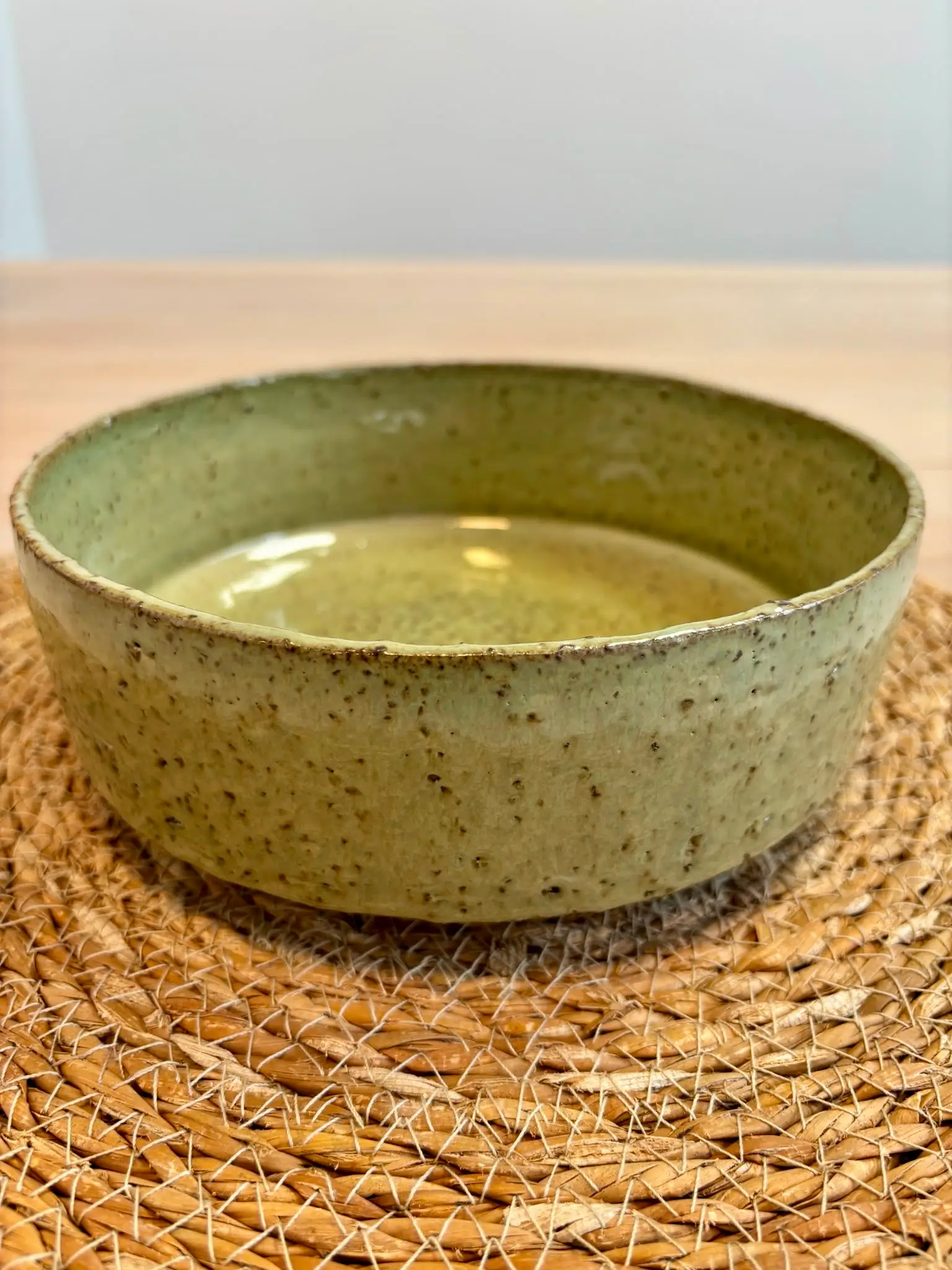 Bol large en grès chamotté émaillé vert olive