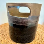 Pot à anses découpées en céramique émaillée noir obsidienne