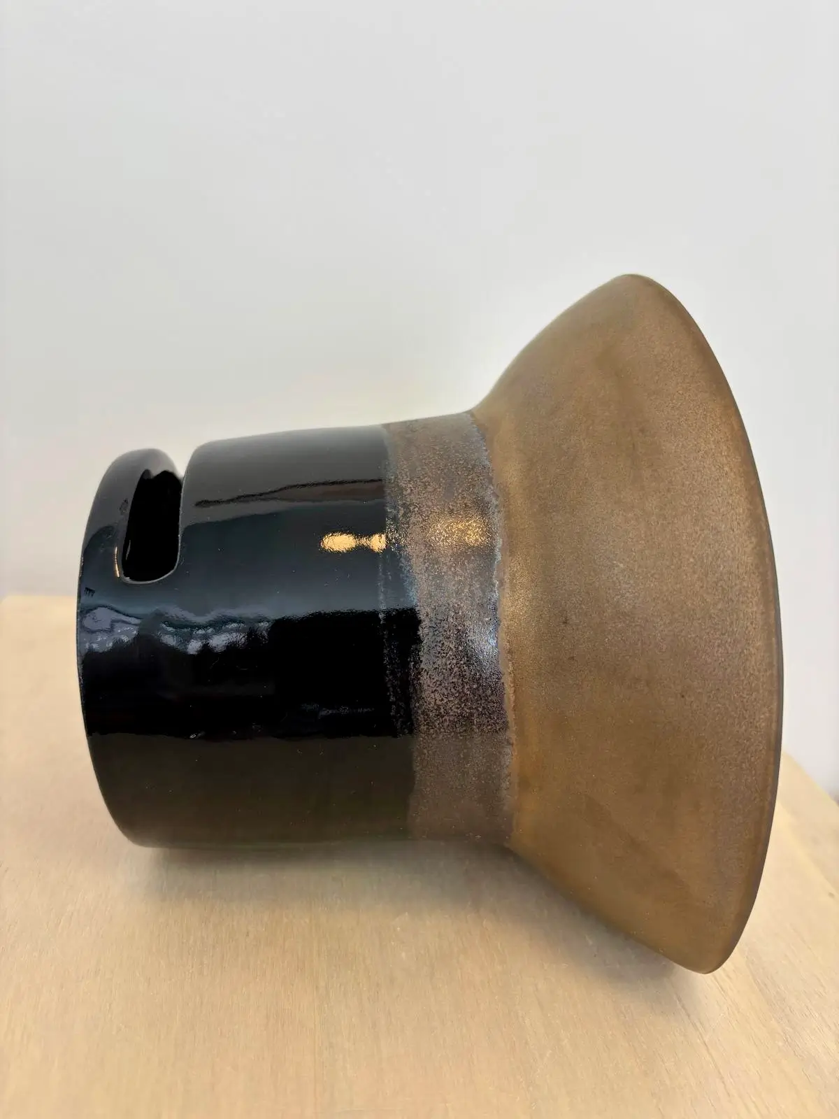 Pot évasé en céramique, émail noir brillant et grès brut