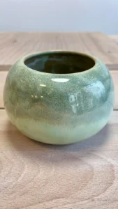 Pot arrondi en céramique émaillée vert d'eau